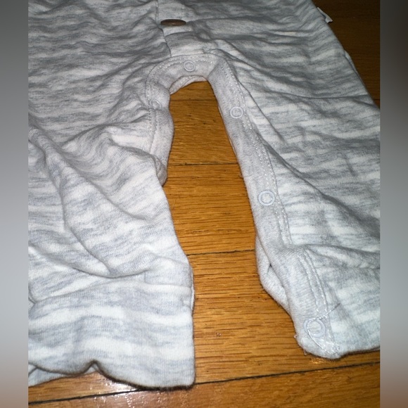 Baby white and grey onesie 6-9 months - Picture 5 of 6